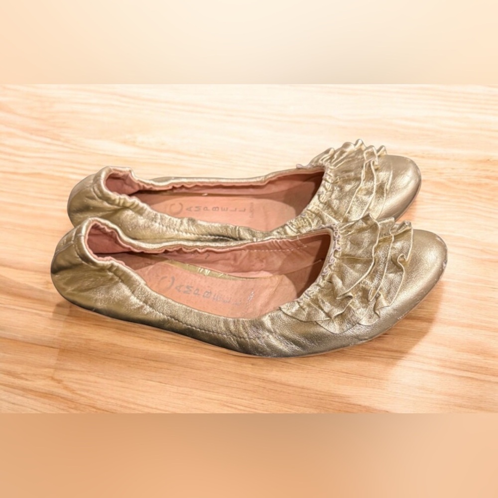 Jeffrey Campbell Gold Ruffled leather Flats size 7